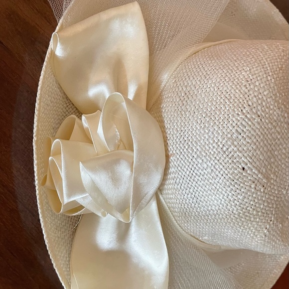 Stunning, elegant cream coloured wide brim hat with beautiful satin & tulle band - Picture 3 of 3